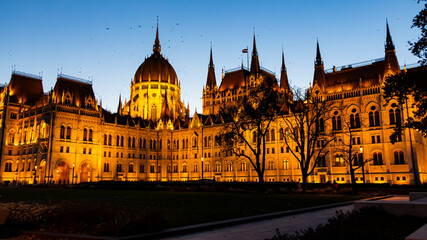 Fototapeta na wymiar The illuminated Hungarian parliament in autumn