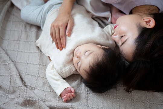 「寝かしつけ」の写真素材 | 2,892件の無料イラスト画像 | Adobe Stock
