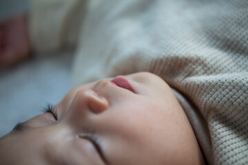 眠っている赤ちゃんの顔　クローズアップ