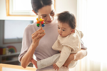 乳幼児をあやす母親