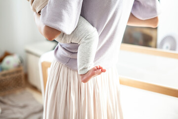 Obraz premium 母親に抱かれた乳幼児の足元