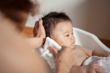 沐浴する乳幼児
