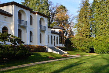 Villa im Herbst im Park Breidings Garten in Soltau, Niedersachsen