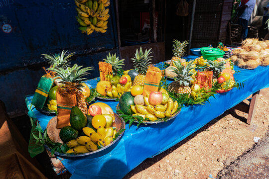 Platery z owocami, dary do świątyni.