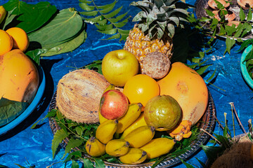 Platery z owocami, dary do świątyni. © insomniafoto