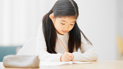 勉強をしている女の子