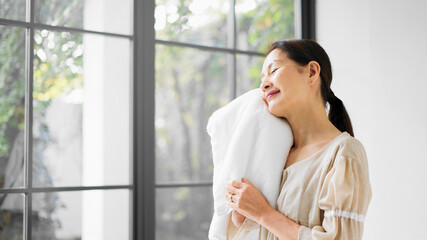 ビューティーイメージ　タオルで顔を拭くシニア女性