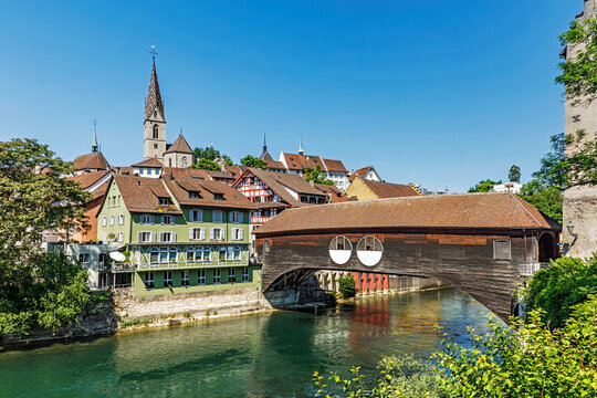Altstadt Baden mit Holzbr&uuml;cke &uuml;ber die Limmat Baden. Schweiz