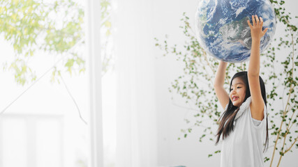 Obraz na płótnie Canvas エコロージーイメージ　地球儀を持つ女の子