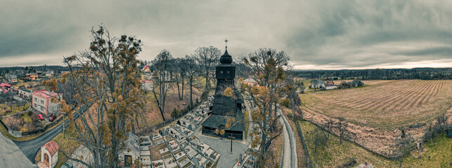 drewniany kościół z XVII wieku w Potrowicach u Karwiny, Czechy. Panorama z lotu ptaka jesienią. - obrazy, fototapety, plakaty