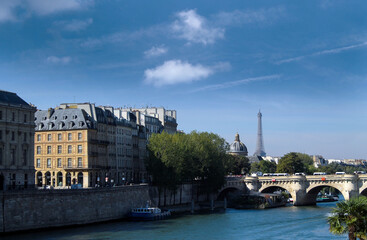 Obraz premium a boat ride on the Seine River in Paris, famous in the palm of your hand