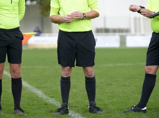Obraz premium les arbitres au football avant match