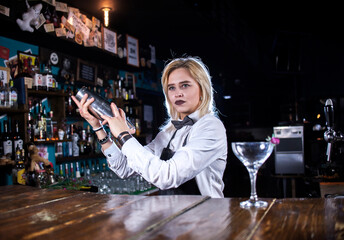 Experienced girl mixologist surprises with its skill bar visitors in the nightclub