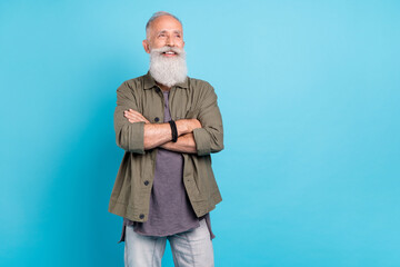 Photo of bossy elder man crossed arms look promo wearing khaki shirt isolated over vivid blue color background