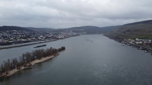 Frachtschiff auf dem Rhein in R&uuml;desheim