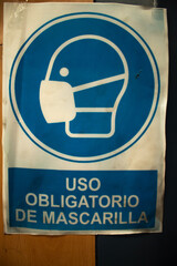 sign of mandatory use of mask written in Spanish