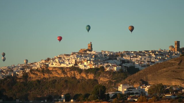 Carrera de globos aerost&aacute;ticos sobre el pueblo blanco  de Arcos de la frontera en C&aacute;diz, Andaluc&iacute;a