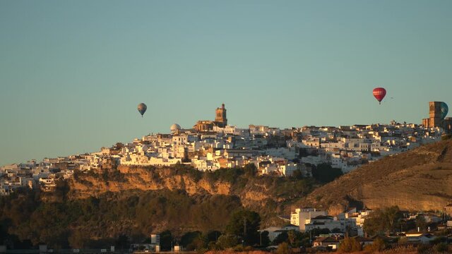 Carrera de globos aerost&aacute;ticos sobre el pueblo blanco  de Arcos de la frontera en C&aacute;diz, Andaluc&iacute;a