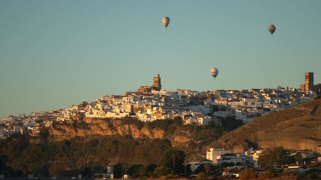 Carrera de globos aerost&aacute;ticos sobre el pueblo blanco  de Arcos de la frontera en C&aacute;diz, Andaluc&iacute;a