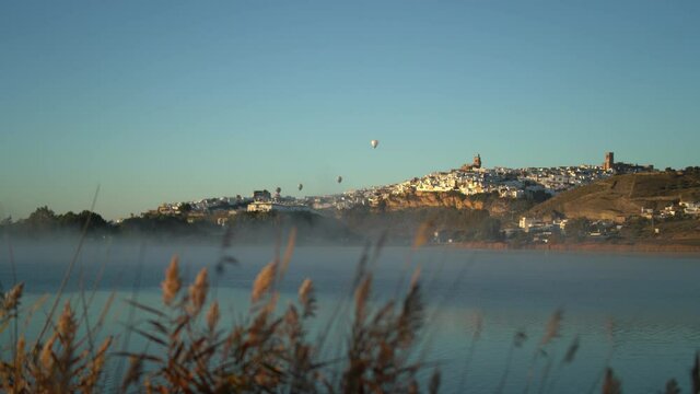 Carrera de globos aerost&aacute;ticos sobre el pueblo blanco  de Arcos de la frontera en C&aacute;diz, Andaluc&iacute;a