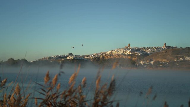 Carrera de globos aerost&aacute;ticos sobre el pueblo blanco  de Arcos de la frontera en C&aacute;diz, Andaluc&iacute;a