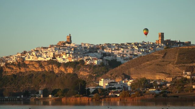 Carrera de globos aerost&aacute;ticos sobre el pueblo blanco  de Arcos de la frontera en C&aacute;diz, Andaluc&iacute;a