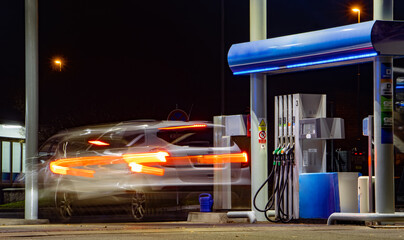 Night traffic at the gas station