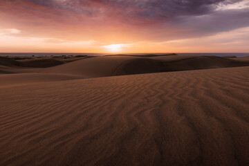 Espectacular amanecer en las dunas de Maspalomas en Gran Canaria