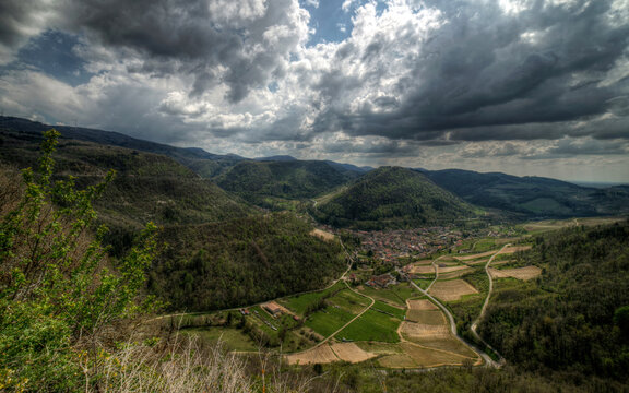 Vue sur Cerdon depuis la vieille &eacute;glise de Saint-Alban, Ain, France