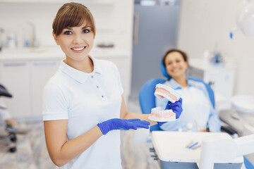 Fototapeta premium Orthodontist demonstrating jaws model