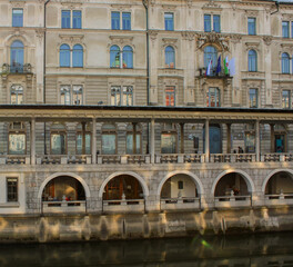 Fototapeta na wymiar Riflessi di luce e acqua su facciata rinascimentale sulla Ljubljanica
