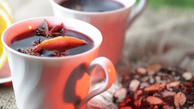 Tazza di vino caldo e dolcetti sulla tavola