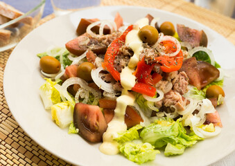 mediterranean vegetable salad with tuna