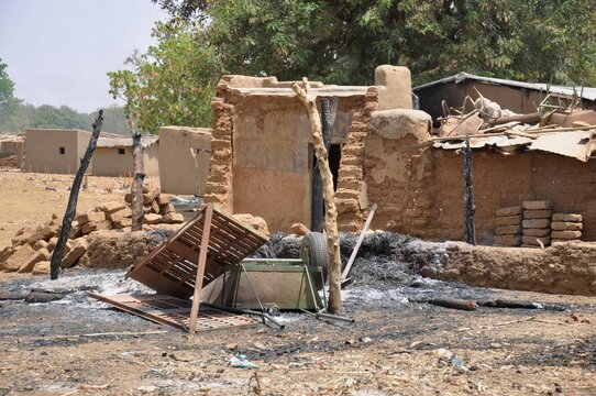 un habitat partis en fum&eacute; pour cause des conflits population au burkina faso