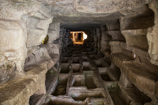 Italy, Sicily, Province of Ragusa, Parco Archeologico Forza, Cava d`Ispica, Grotta della Larderia, rock-cut tombs