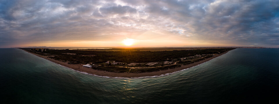 Panor&aacute;mica de la palya del Saler, la Albufera de Valencia y la ciudad con su puerto  al atardecer.