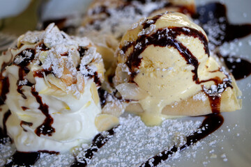 crepes dolci con gelato  cioccolato e scaglie di mandorla