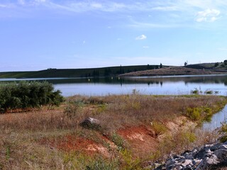 Lac de retenu du barrage d'Alvito dans la région de Beja région de l'Algarve au sud du Portugal
