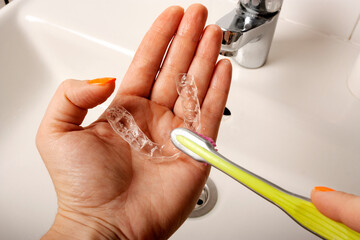 Cleaning of retention mouth guards with toothbrush