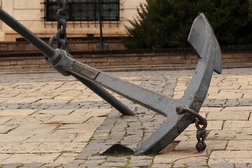 Sandomierz. Pomnik kotwicy na rynku w Sandomierzu. "Zakotwiczono niebo" Sandomierz. Anchor monument on the market square in Sandomierz. "Anchored Heaven" © jarizPJ