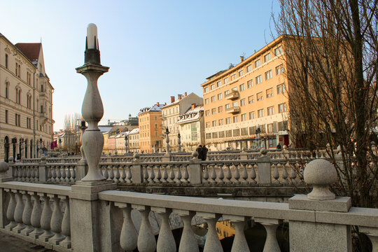 Le balaustre del Triplo ponte di Lubiana con le facciate del Breg