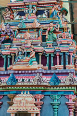 Hinduska świątynia w Azji, pięknie zdobione ołtarze, rzeźby hinduskich Bogów.