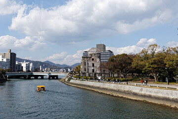 Obraz premium 秋の広島市・平和記念公園と原爆ドーム / Hiroshima Peace Memorial