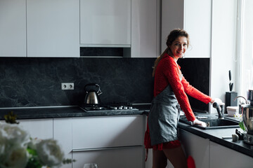 Obraz premium woman housewife washing dirty dishes for food