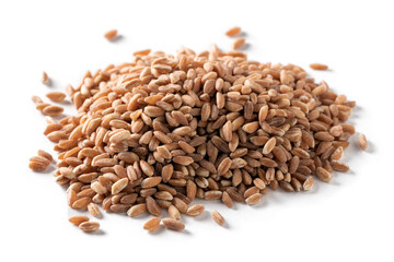 Farro perlato crudo e isolato su fondo bianco 