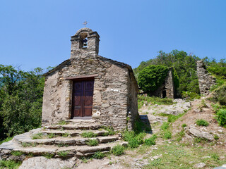 Fototapeta na wymiar Fiuminale, abandoned village in the mountains of Castagniccia, Corsica.