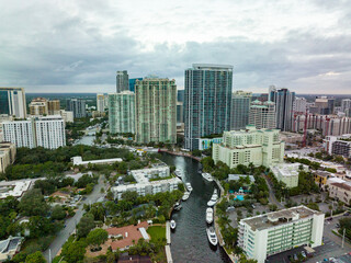 Obraz premium river in between downtown skyline of fort lauderdale during a cloudy day in the summer