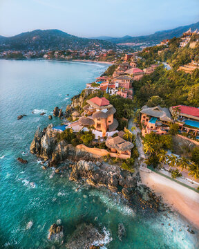 Costa azul al  atardecer 