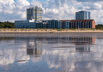 Spiegelung von Hochhäusern in der Wasseroberfläche des Wattenmeers am Strand von Cuxhaven...