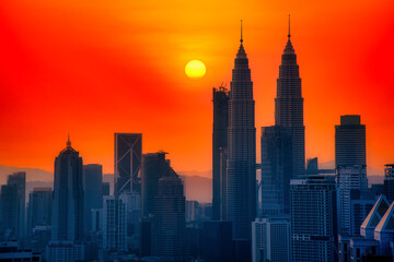 Silhouetstadsgezicht van de stadshorizon van Kuala Lumpur bij zonsopgang in Maleisië.
